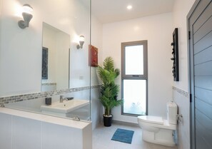 Hair dryer, towels, soap, shampoo - Villa Akala - Peaceful 3-bedroom villa with pool in Rawai (Mueang)