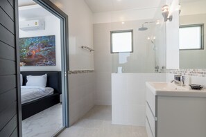 Hair dryer, towels, soap, shampoo - Villa Akala - Peaceful 3-bedroom villa with pool in Rawai (Mueang)