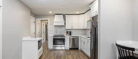 Frigorifero, microonde, forno, piano cottura