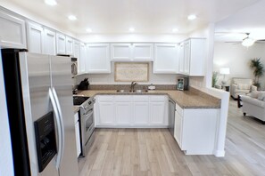 Fridge, microwave, oven, stovetop - 3BR condo near WestWorld (Scottsdale)