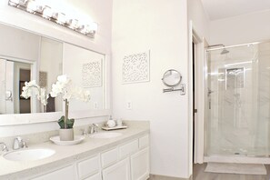 Ducha, toallas, jabón y papel higiénico