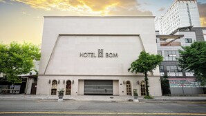 A hotel with a large sign reading "HOTEL BOMB" and a modern facade. - Hotel Bom (Pohang)