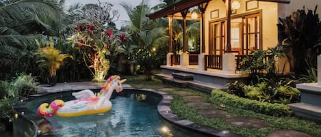 住宿正面 - 傍晚/夜晚