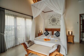 Honeymoon Villa | Desk, free WiFi, bed sheets