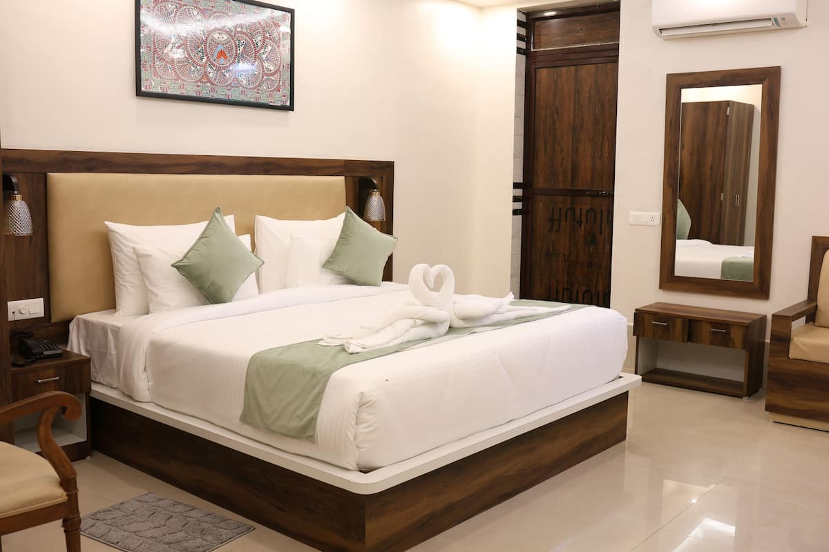 Deluxe Double or Twin Room | Laptop workspace, free WiFi