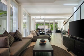 42-inch Smart TV with digital channels, Netflix, streaming services - Villa Levi by GORO (Seminyak)