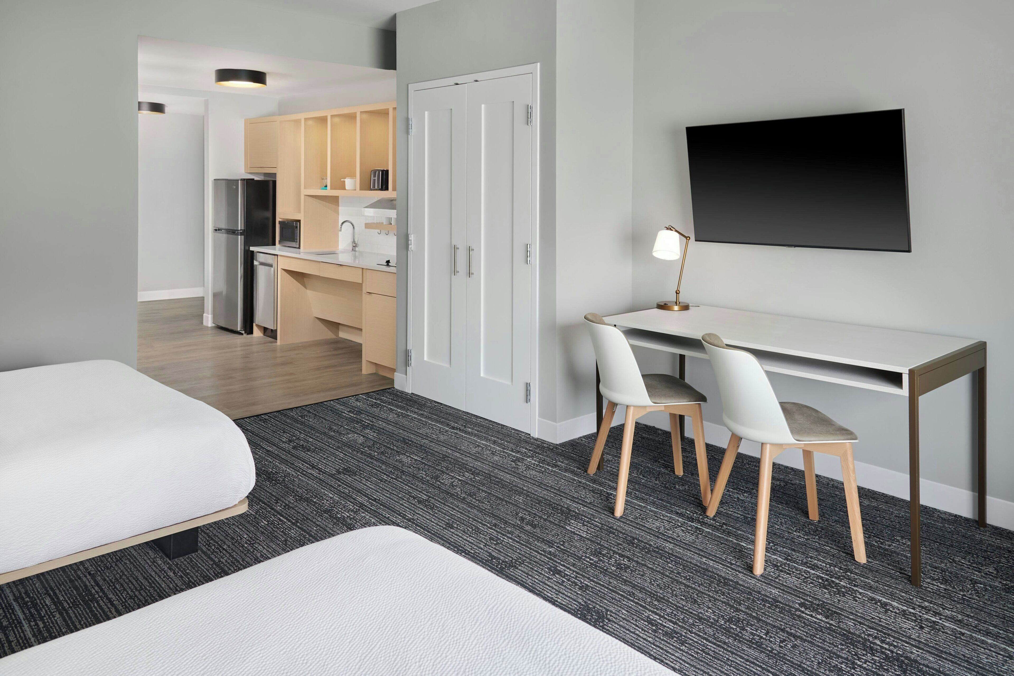 スタジオスイート クイーンベッド 2 台 | デスク、ノートパソコン用作業スペース、遮光カーテン、防音設備