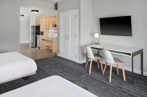 Escritorio, espacio para trabajar con laptop y cortinas blackout