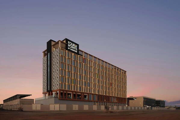 A modern hotel with a grid of windows, a prominent sign reading "Four Points by Sheraton," and a flat roof. - Four Points By Sheraton Dakar Diamniadio (Diamniadio)