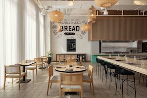 2 restaurants; breakfast, lunch, dinner and brunch served - Four Points By Sheraton Dakar Diamniadio (Diamniadio)