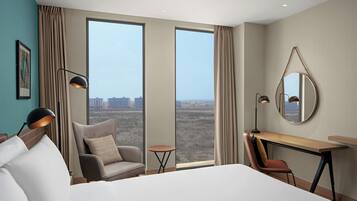 Allergikerbettwaren, Minibar, Zimmersafe, Schreibtisch