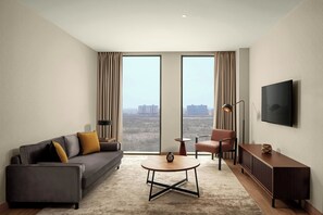 Suite, 1 cama King size (View) | Sala de estar | Smart TV de 52 pulgadas con canales digitales, futbolito y libros 