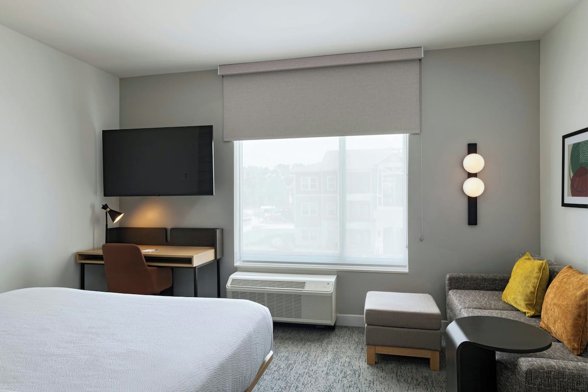 Standard Room, 1 King Bed with Sofa bed, Non Smoking | Desk, laptop workspace, free WiFi, bed sheets