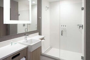 Regendusche, kostenlose Toilettenartikel, Haartrockner, Handtücher