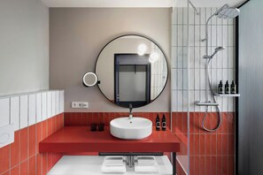 Douche, articles de toilette gratuits, sèche-cheveux