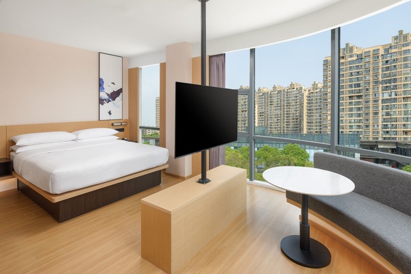 Room, 1 King Bed | Soundproofing