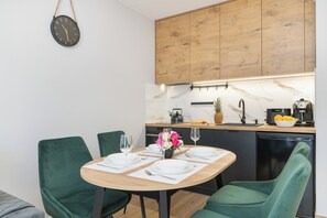 Appartement, 1 slaapkamer, balkon, uitzicht op zee | Dineren op de kamer