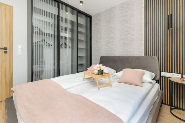 1 bedroom, bed sheets