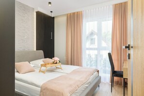 1 bedroom, bed sheets - Baltic Twist Apartment by Renters (Wladyslawowo)