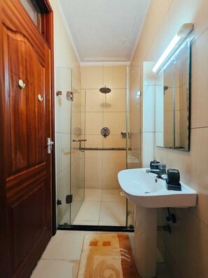 Apartamento superluxo, sacada, vista para a cidade | Banheiro | Chuveiro, chinelos, toalhas de banho, sabonete