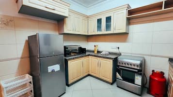 Appartement Luxe, balcon, vue ville | Cuisine privée | Réfrigérateur, micro-ondes, batterie de cuisine, vaisselle et ustensiles