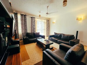 Apartemen Mewah, balkon, pemandangan kota | Area keluarga | Smart TV 24-inci dengan saluran TV digital