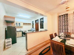 Apartemen Mewah, balkon, pemandangan kota | Dapur pribadi | Lemari es, microwave, dan peralatan masak/sendok-piring