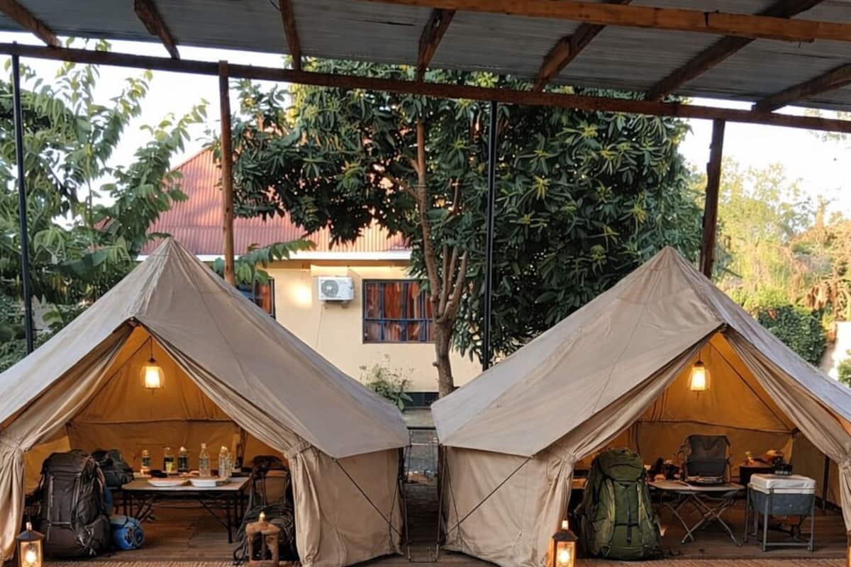 Escritorio, espacio para trabajar con laptop y wifi gratis