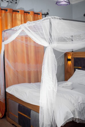 Desk, laptop workspace, free WiFi - karibu la kossa (Arusha)