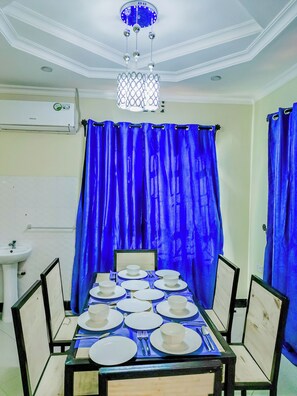 Repas dans la chambre