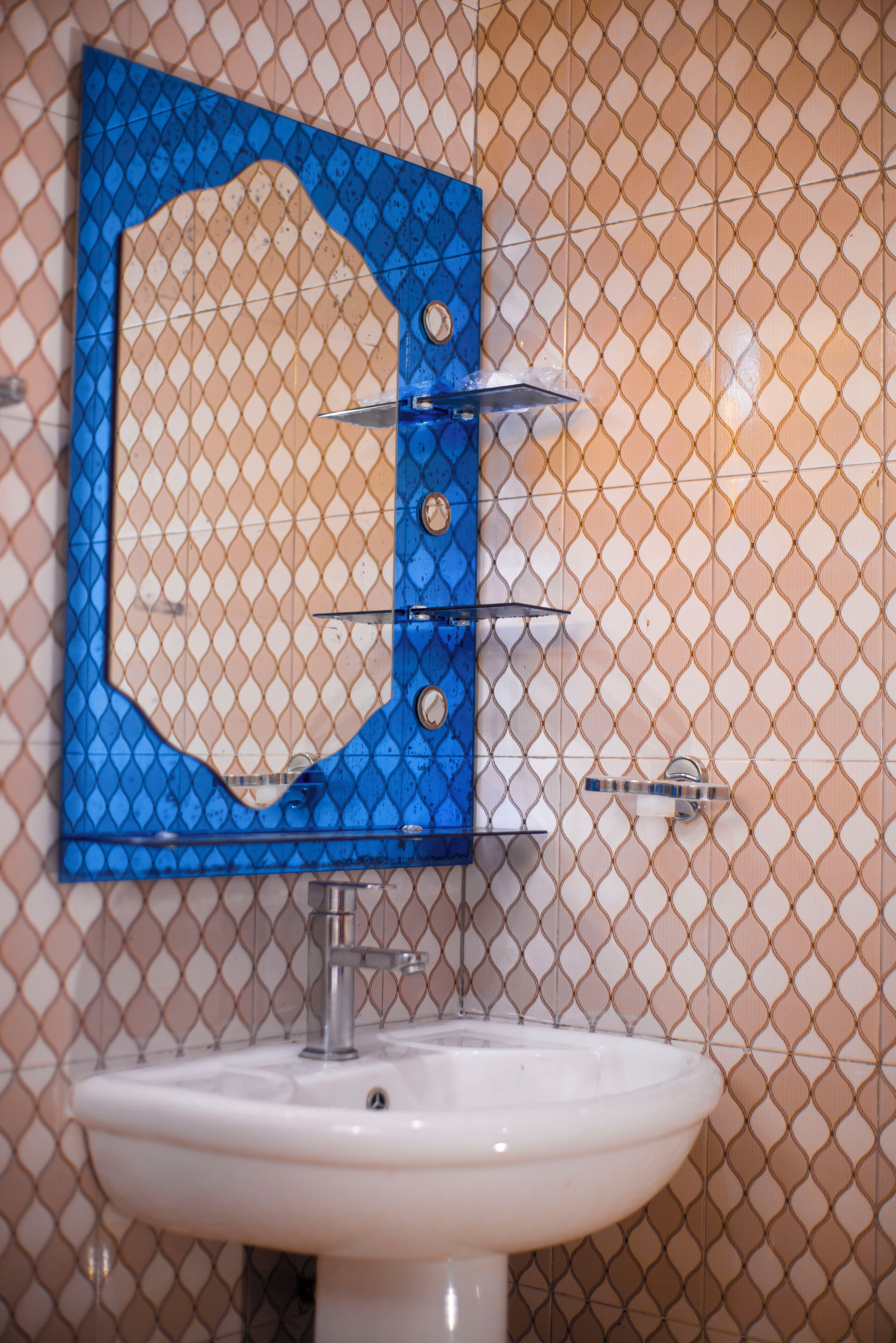 Een douche, gratis toiletartikelen, pantoffels, handdoeken