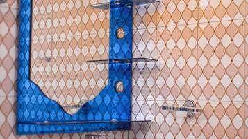 Bruser, gratis toiletartikler, hjemmesko, håndklæder