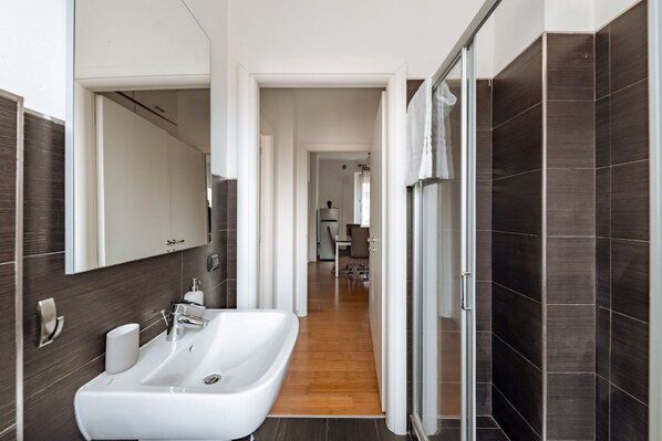 Regadera, secadora de cabello, bidet 