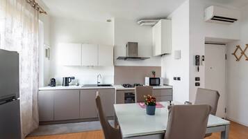 KĂŒhlschrank, Mikrowelle, Ofen, Herdplatte