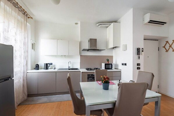 Kühlschrank, Mikrowelle, Ofen, Herdplatte