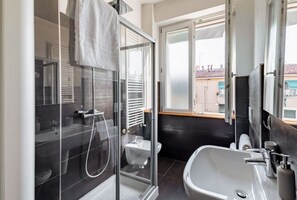 Douche, sèche-cheveux, bidet