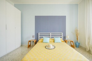 2 bedrooms, iron/ironing board, Internet, bed sheets - GuestHost - Bright apartment with sea view from every window, equipped with all comforts to accommodate up to 6 people. Located just 150 meters from the entrance to the historic center and a few minutes walk from the beaches of Cala Porta Vecchia, Porto  (Monopoli)