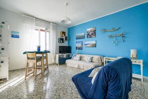 TV - GuestHost - Bright apartment with sea view from every window, equipped with all comforts to accommodate up to 6 people. Located just 150 meters from the entrance to the historic center and a few minutes walk from the beaches of Cala Porta Vecchia, Porto  (Monopoli)