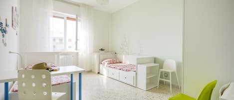 2 bedrooms, iron/ironing board, Internet, bed sheets