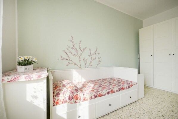2 bedrooms, iron/ironing board, Internet, bed sheets
