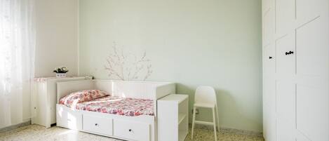 2 bedrooms, iron/ironing board, internet, bed sheets