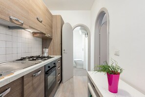 Geladeira, fogão, cooktop, talheres/pratos/utensílios de cozinha