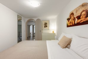 2 habitaciones, tabla de planchar con plancha y ropa de cama