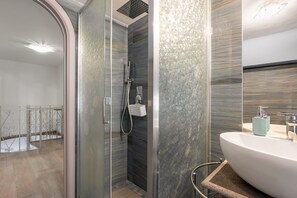 Shower, hair dryer, bidet, towels