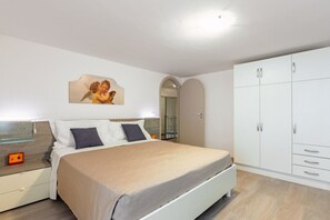 2 bedrooms, iron/ironing board, bed sheets