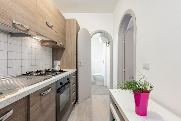 Réfrigérateur, four, plaque de cuisson