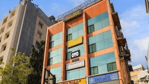 Un edificio de varios pisos con un cartel llamativo que dice 