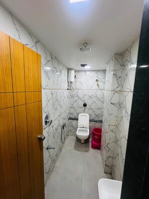 Classic Double Room | Bathroom | Slippers, towels, soap, shampoo