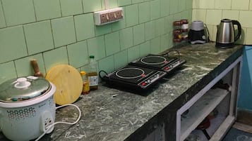 Réfrigérateur, plaque de cuisson, bouilloire électrique, blender