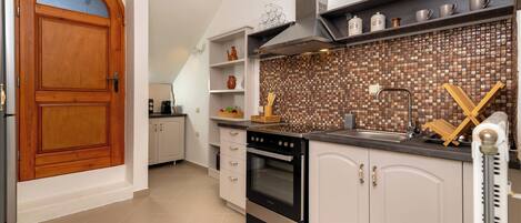 Fridge, microwave, oven, coffee/tea maker